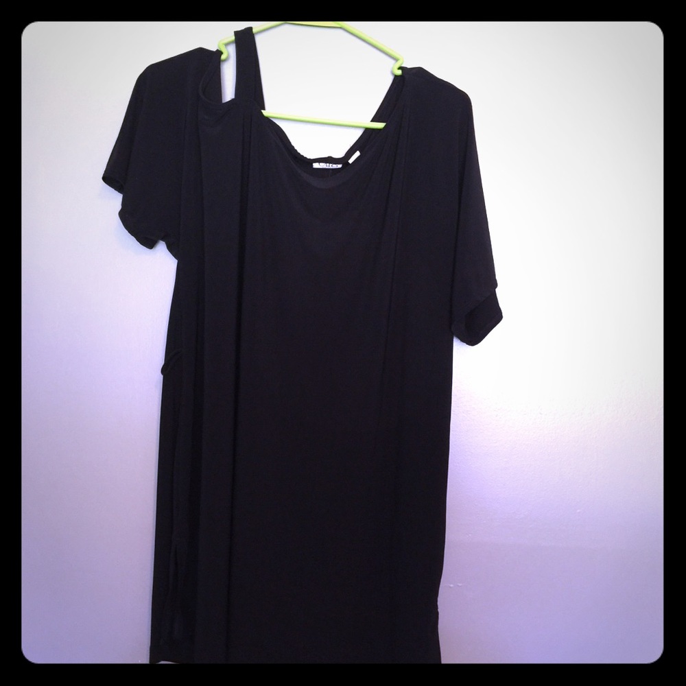 5 for $25🎉 💐 Black drop shoulder top